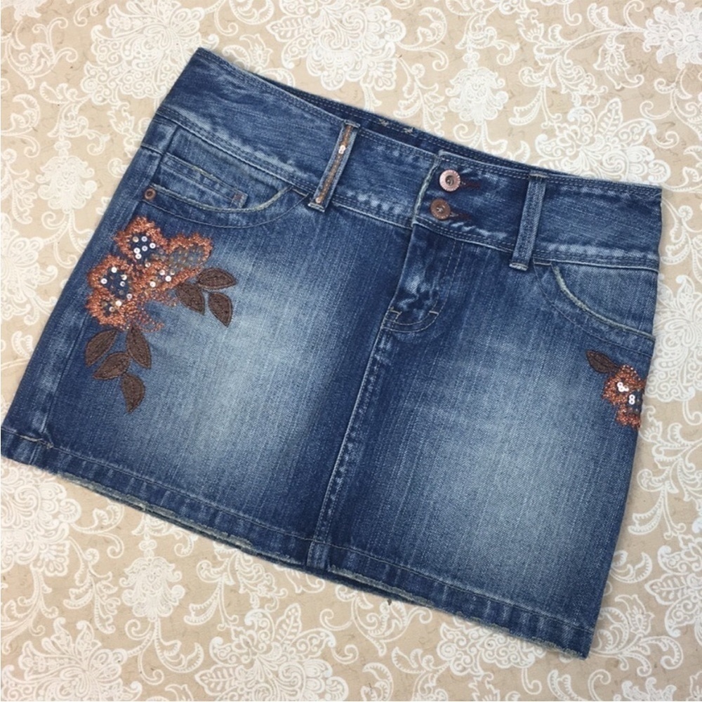 AMERICAN Eagle Denim Distressed
Embroidered Skirt 0